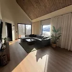 Lynora - Luxury Northern Lights With Jacuzzi & Lyngen Alps View * Indre Ravelseidet
